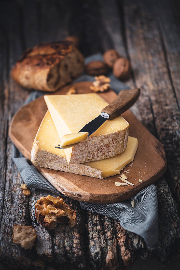 Cantal-Käse auf einem Brett