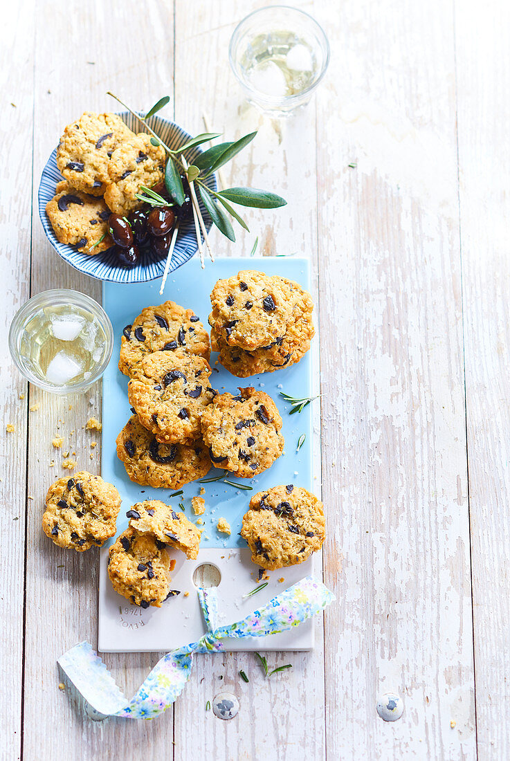 Salty aperitif cookies with olives