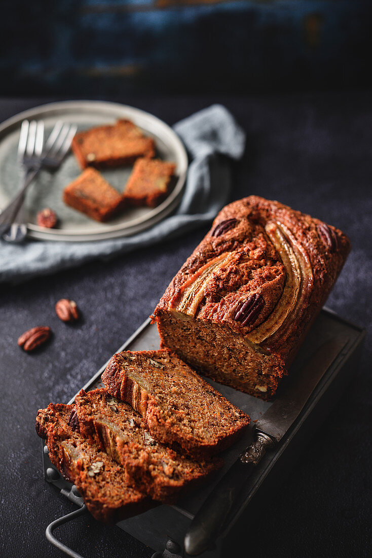 Bananen-Karotten-Kuchen mit Pekannüssen