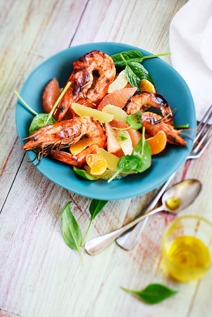 Salad of spicy gambas with 3 citrus fruits