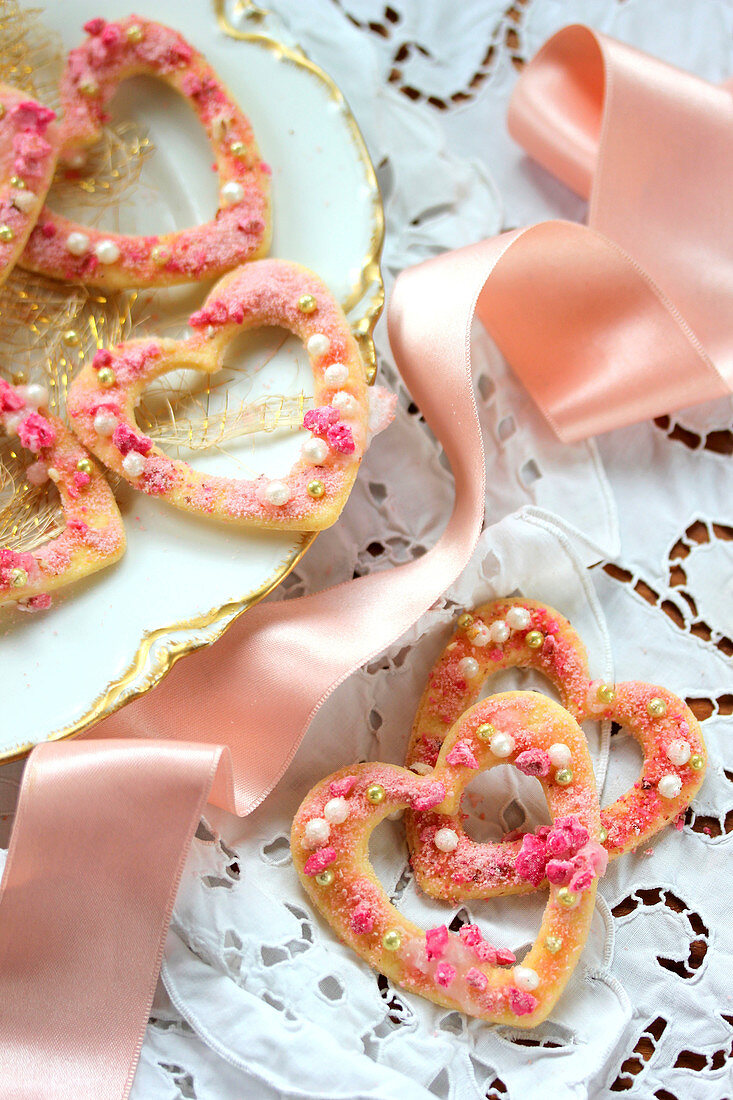 Heart shortbread with pink pralines