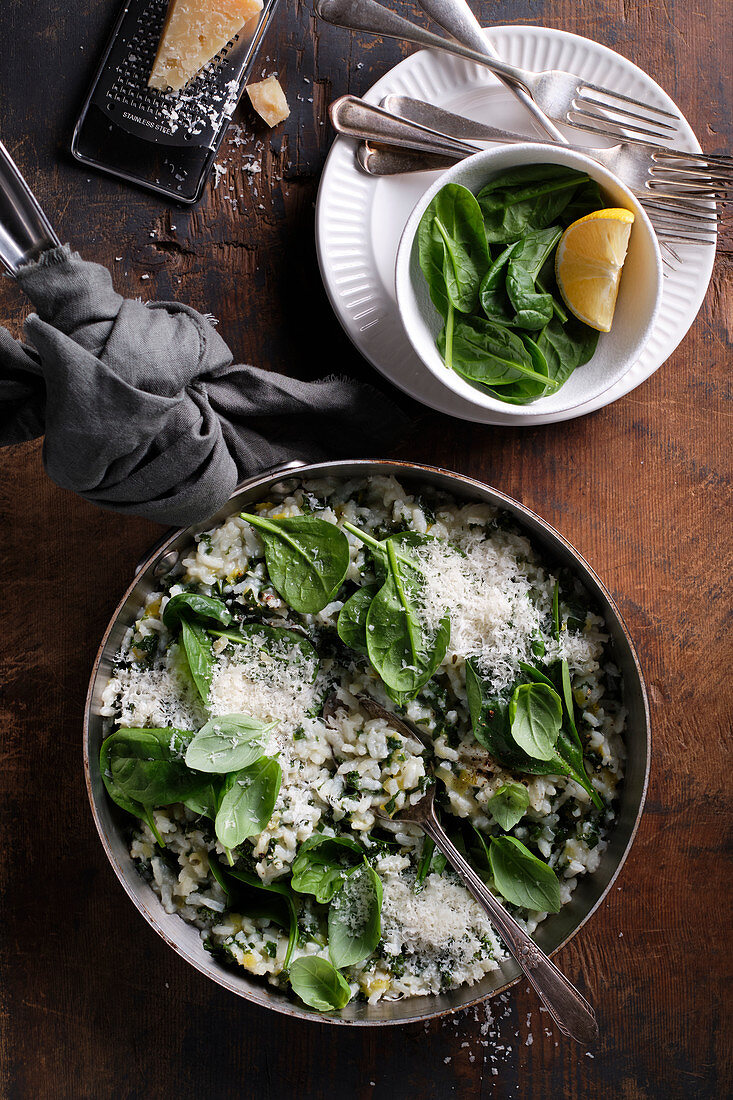 Risotto mit gehacktem Grünkohl, Spinat, Zitronenschale und geriebenem Käse