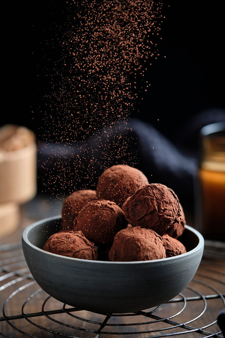 Vegane, milchfreie Schokoladentrüffel in Kakaopulver gewälzt