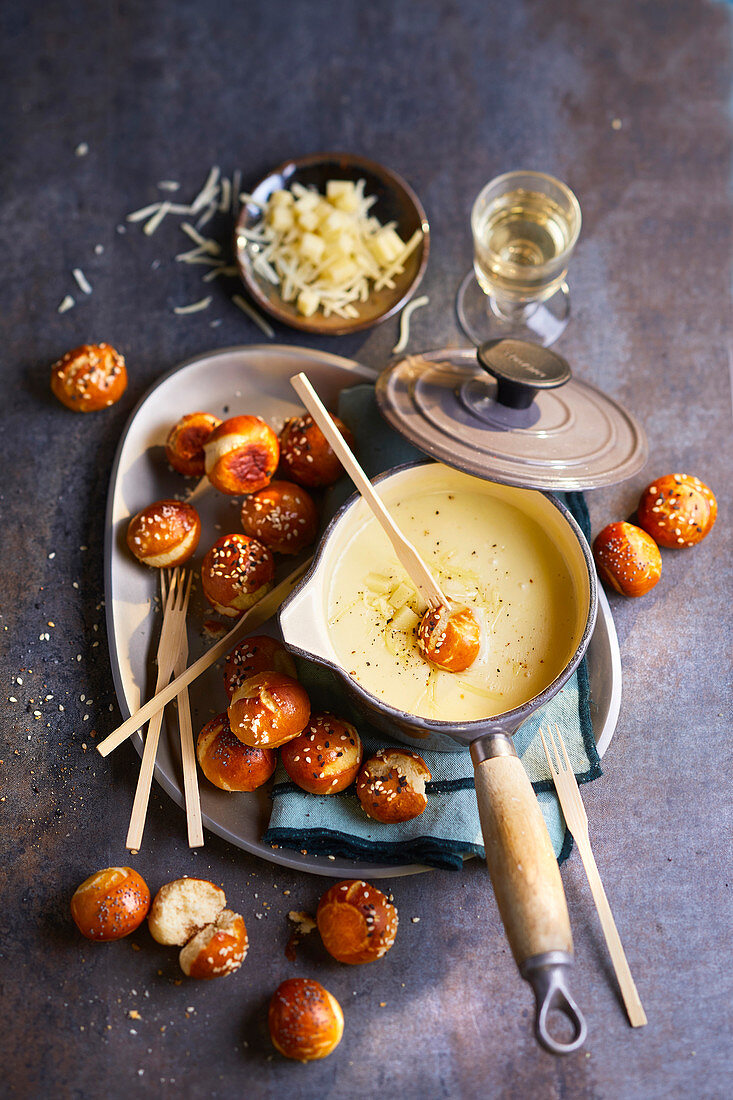 Käsefondue mit dreierlei Käse dazu Mini-Laugengebäck