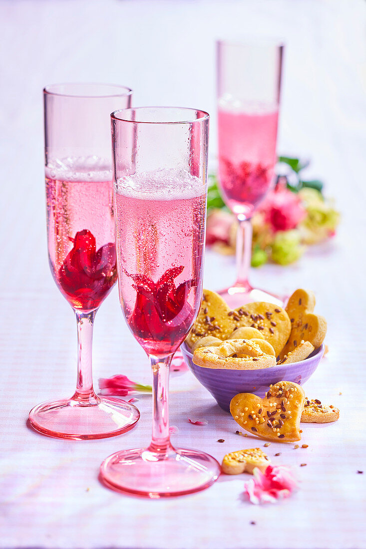 Cocktail hibiscus and salted cookies in the heart