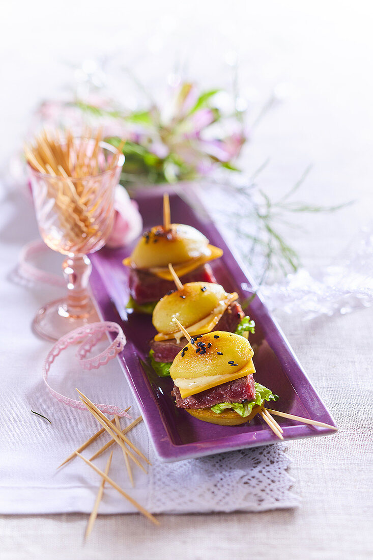 Mini-Kartoffelburger mit Entenbrust und Käse zum Aperitif