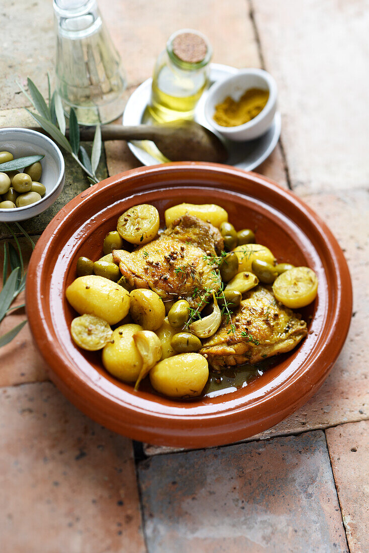 Hähnchen-Tajine mit kandierten Zitronen, Kartoffeln und Oliven