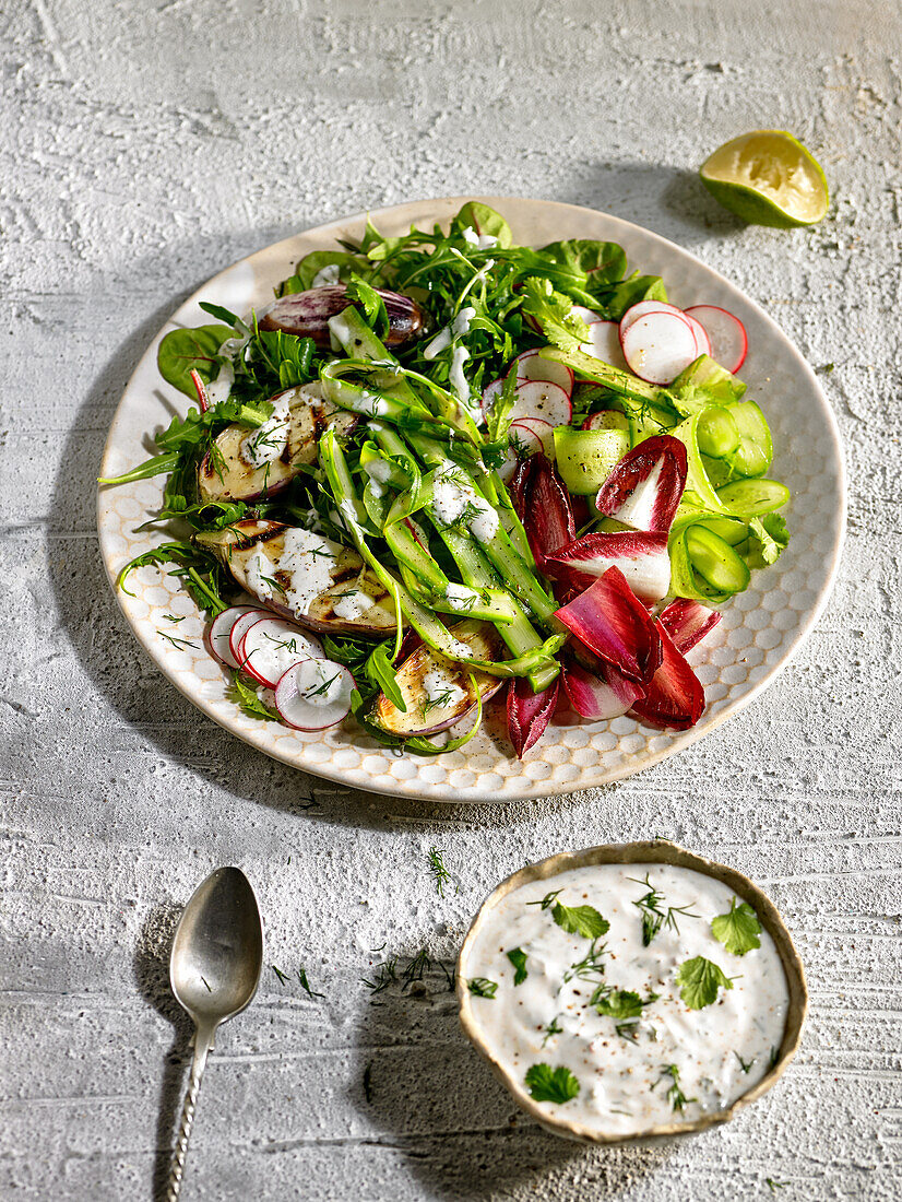 Gemischter Salat mit knackigem Gemüse, gegrillten Kartoffeln und Quarkdressing