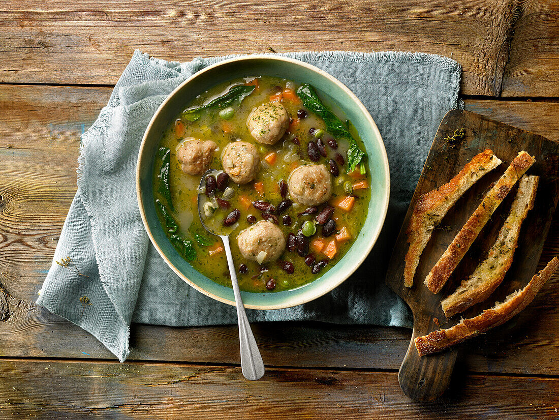 Hühnersuppe mit Hühnerbällchen, Spinat und roten Bohnen