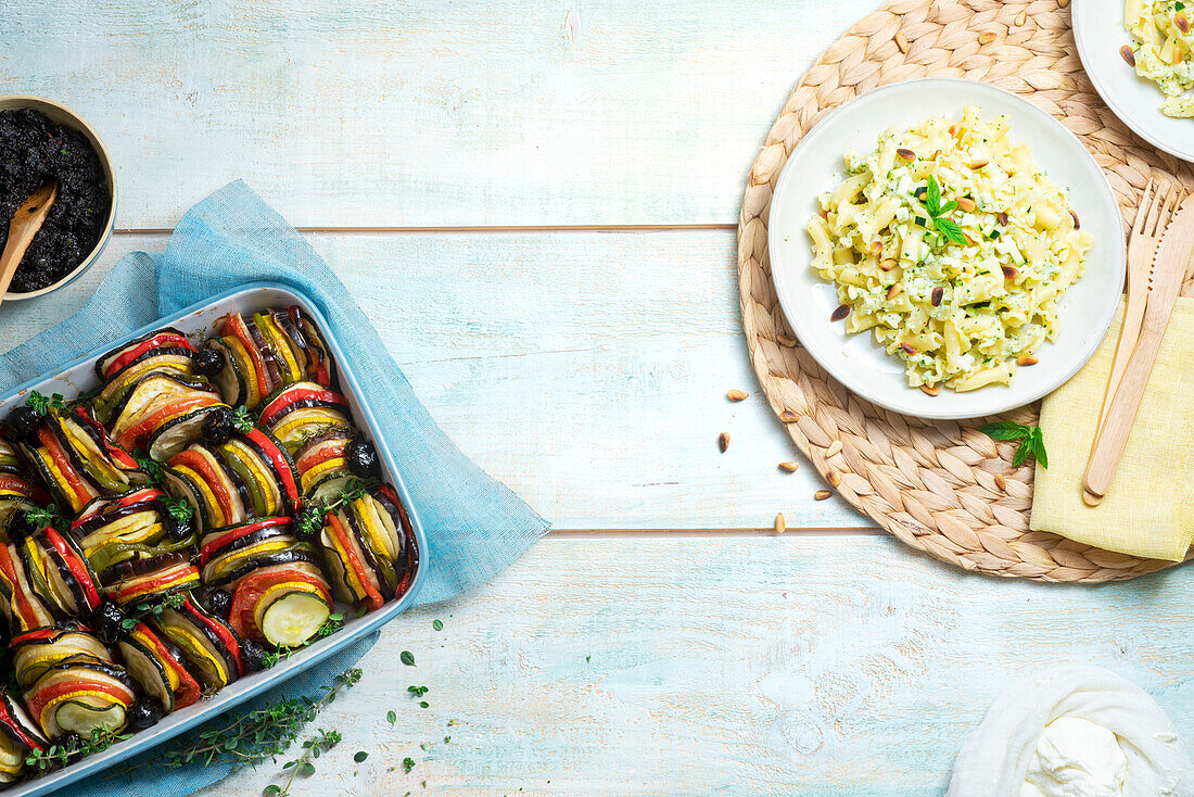 Gemüse-Tian und Nudeln mit Zucchini und Pinienkernen