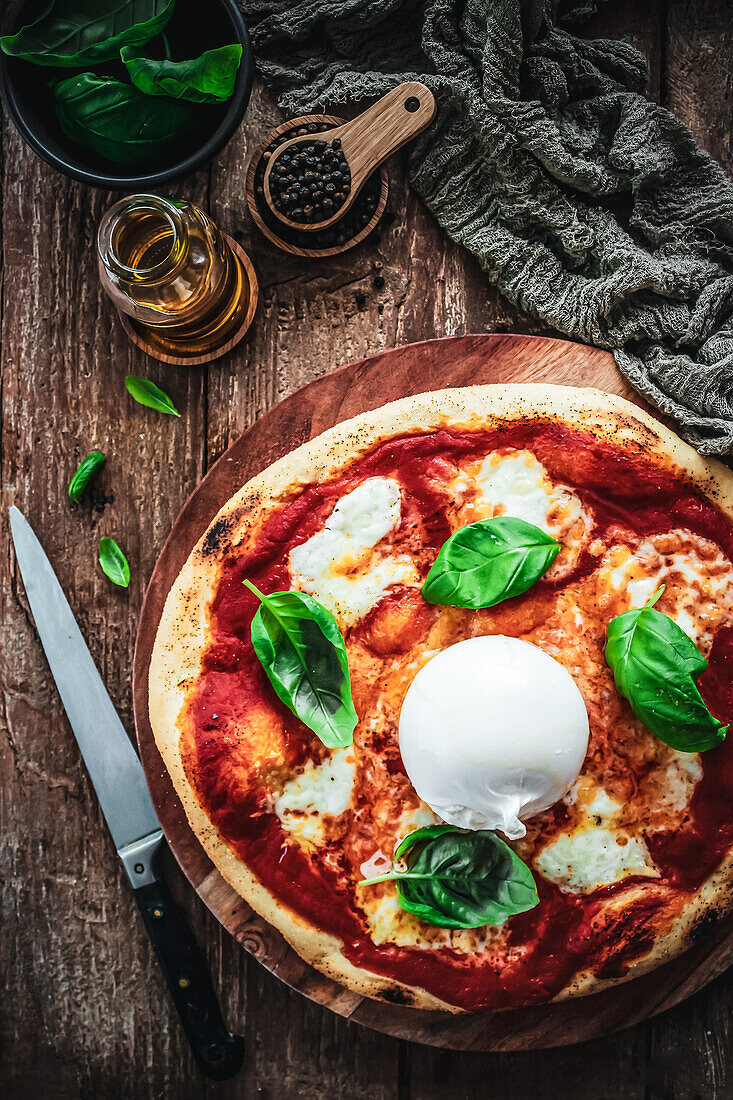 Margherita pizza with burrata