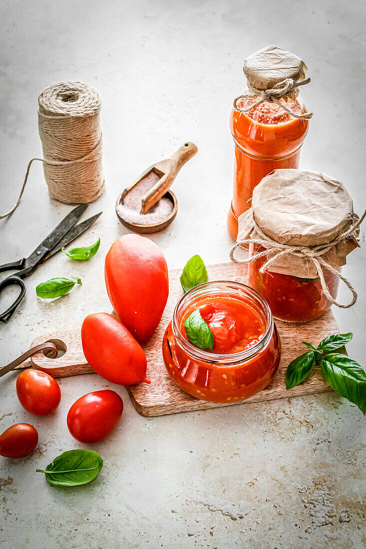 Selbstgemachte Tomatensauce in Gläsern und Flasche