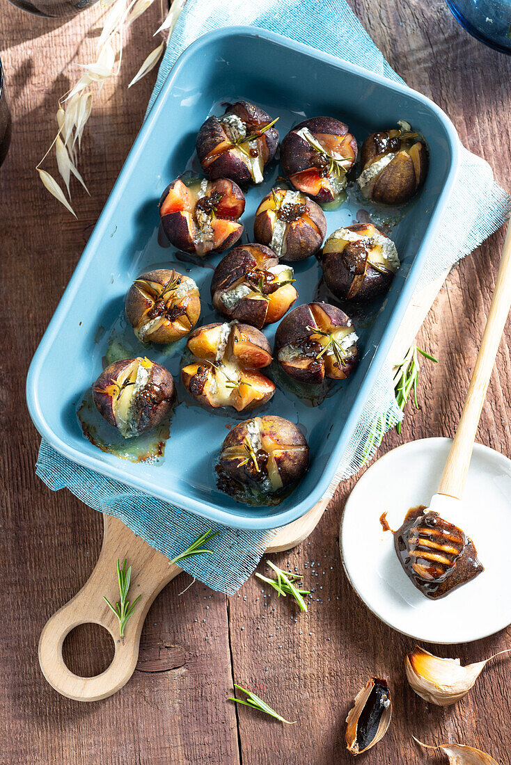 Roasted figs with goat cheese, honey and rosemary