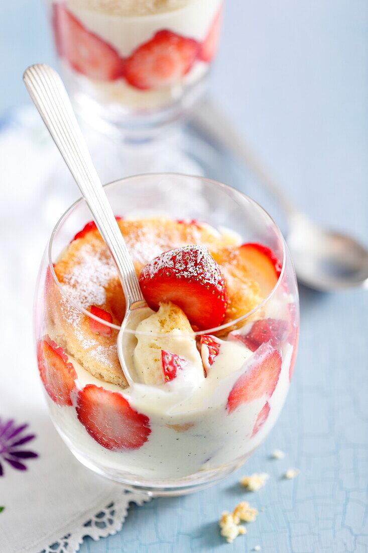 Schnelles Erdbeer-Tiramisu serviert in Dessertgläsern