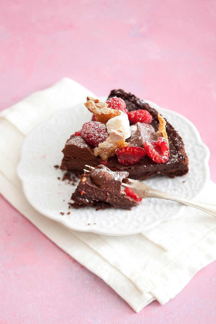 Schokoladentarte mit Himbeeren und Marshmallows