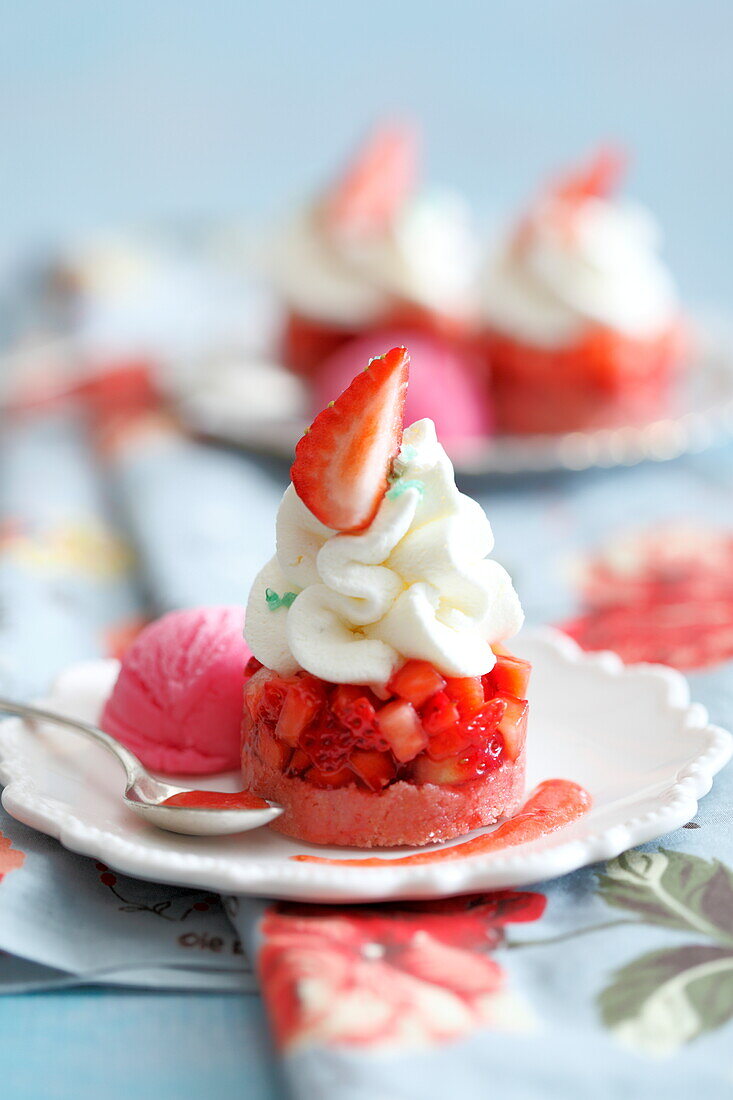 Pink sponge cake with strawberries and mascarpone cheese