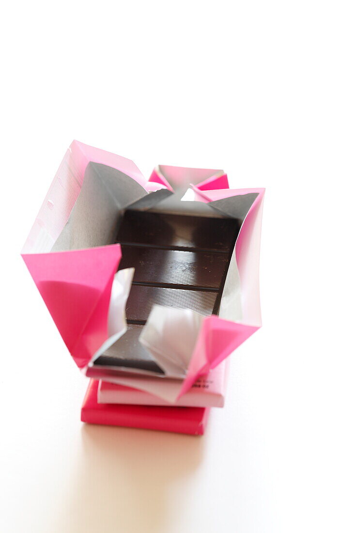 Schokoladentafeln in pinkfarbenem Papier