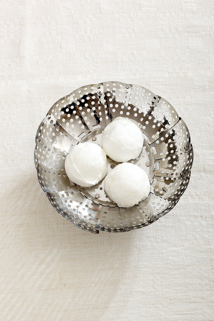 Snow eggs (Oeufs à la neige)