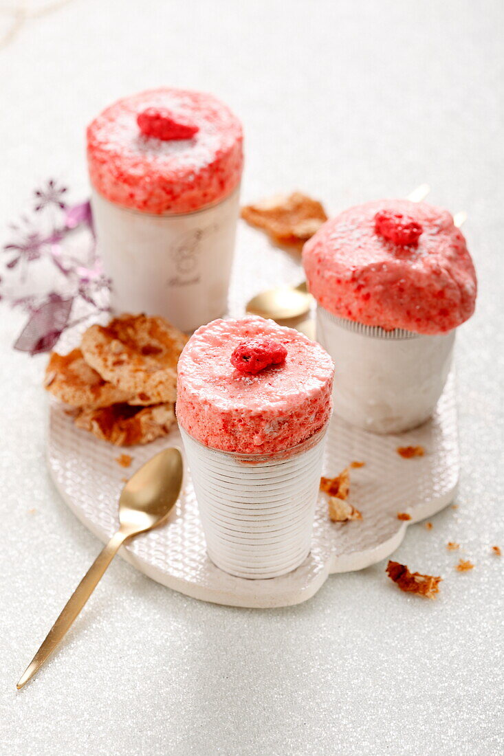 Small glazed soufflés with praline roses