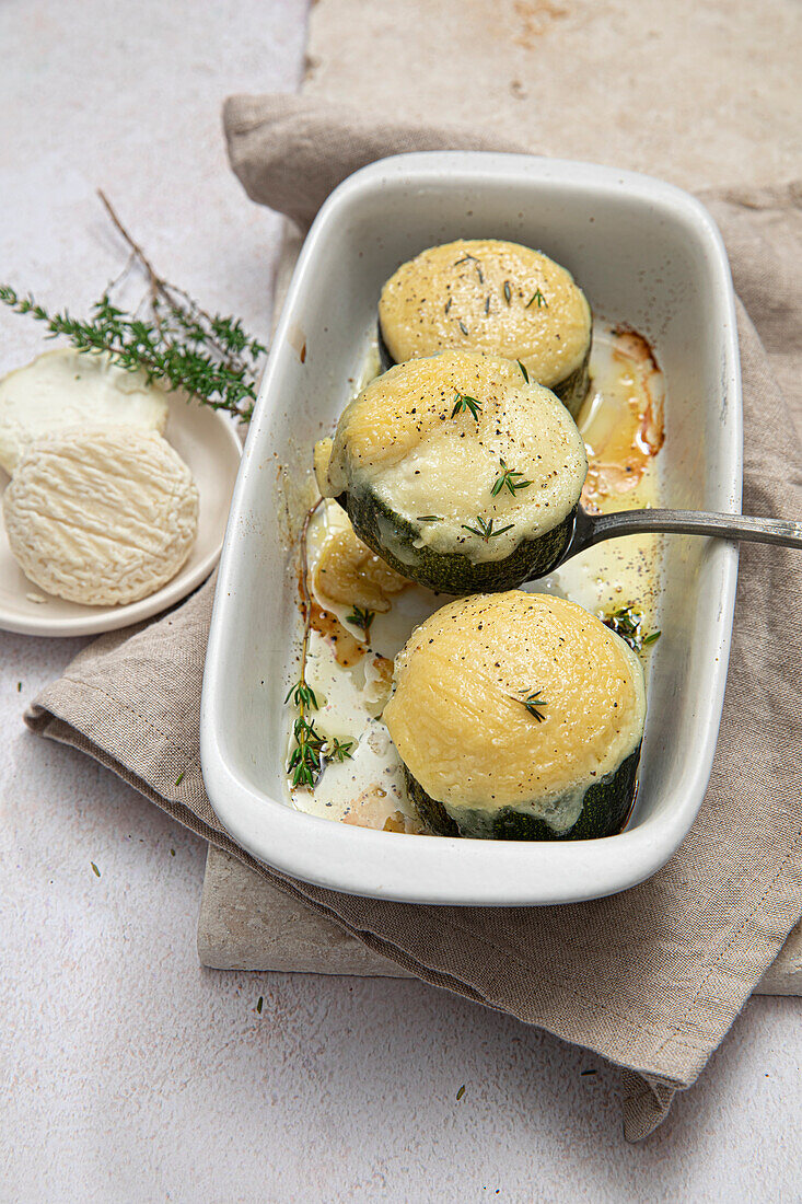 Überbackene Zucchinischeiben mit Ziegenkäse