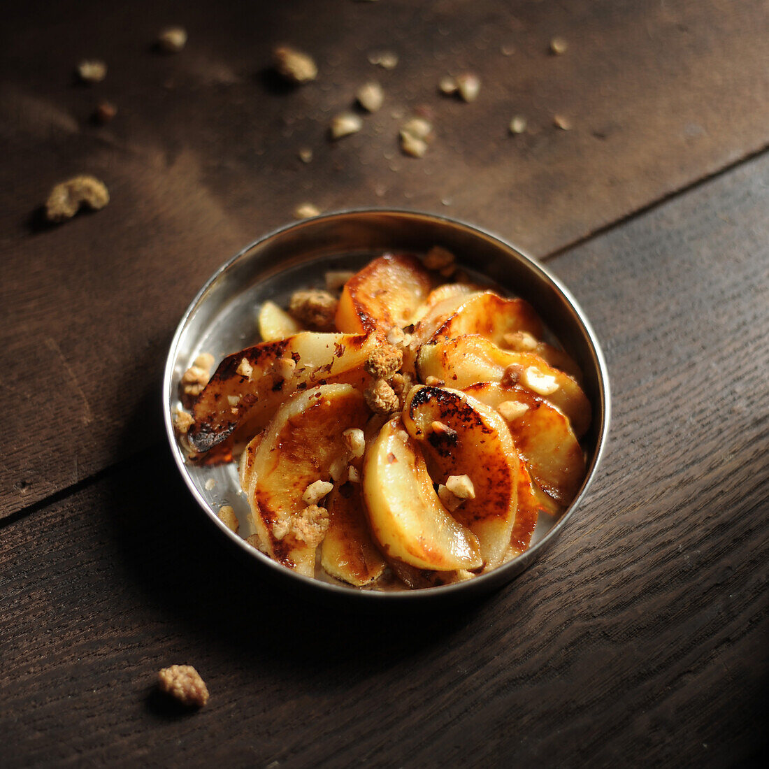 Gebratene Äpfel und Birnen mit Keksbröseln und Macadamianüssen