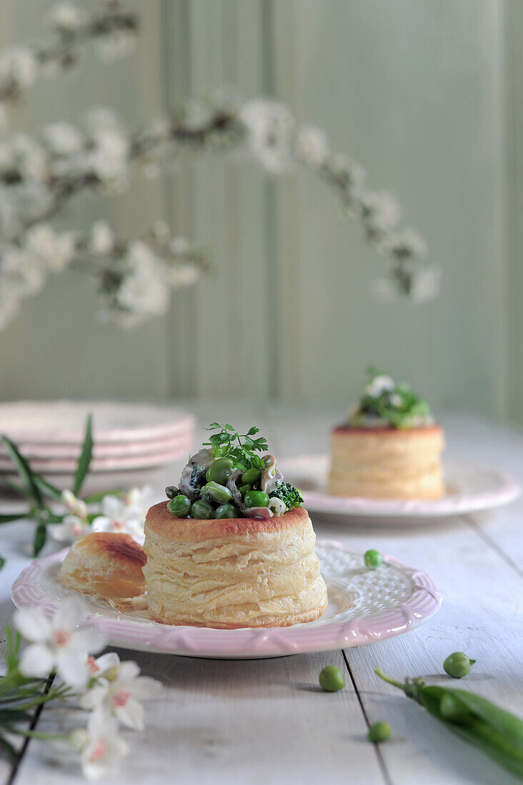 Queen biscuit pies with peas for Easter