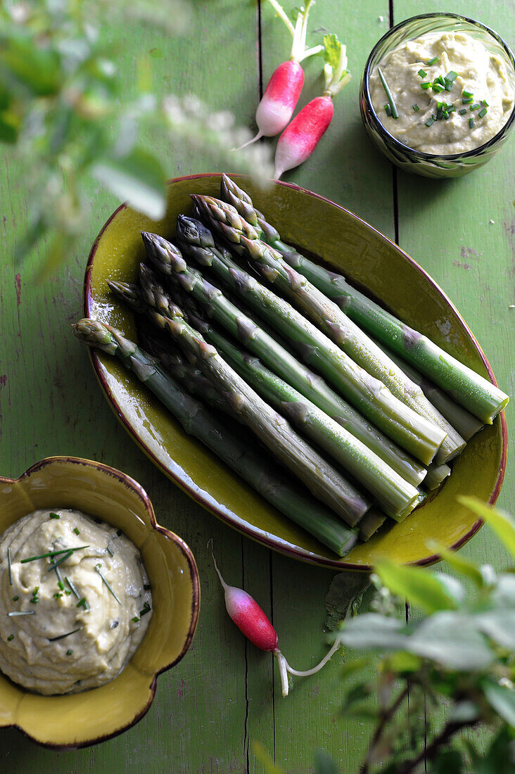 Green asparagus with avocado mayonnaise