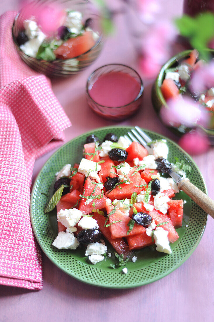 Wassermelonensalat mit Frischkäse, Oliven und Minze