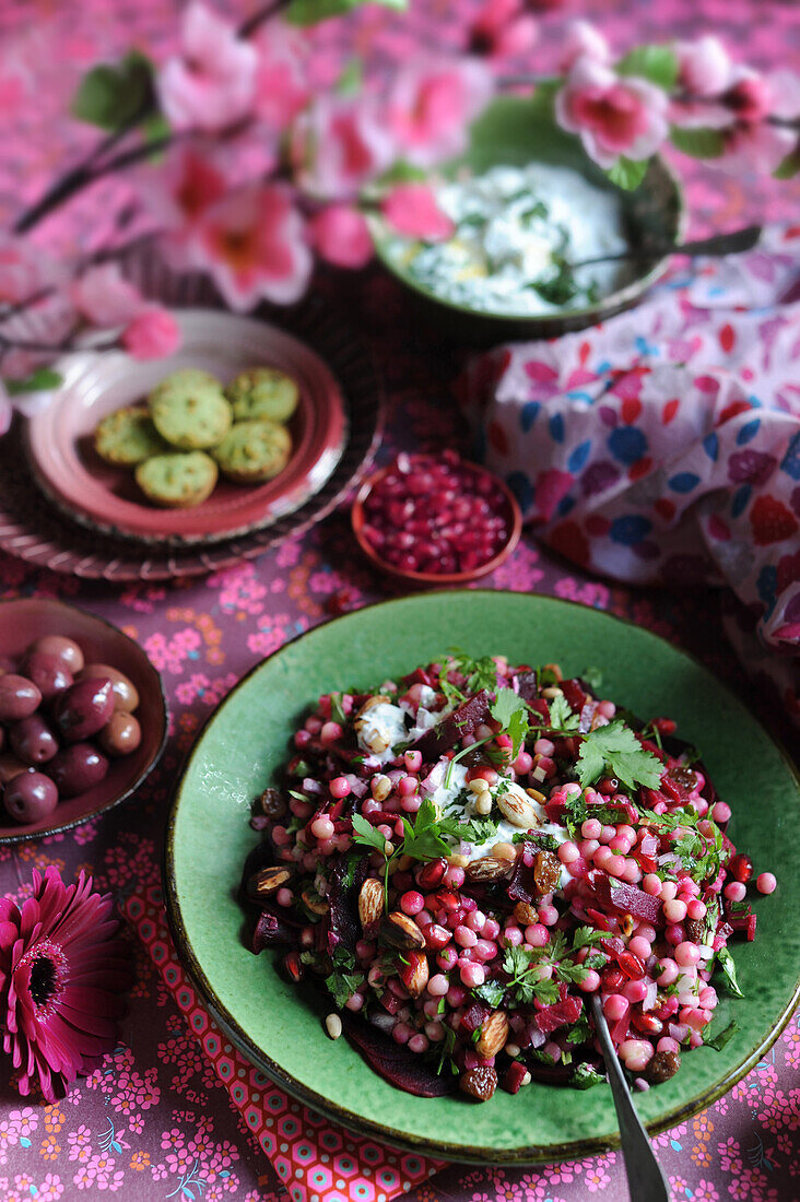Orientalischer Moghrabieh-Salat mit Rote-Bete