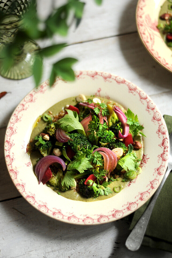 Kressecreme mit Dinkel, Broccoli, roten Zwiebeln und Haselnüssen