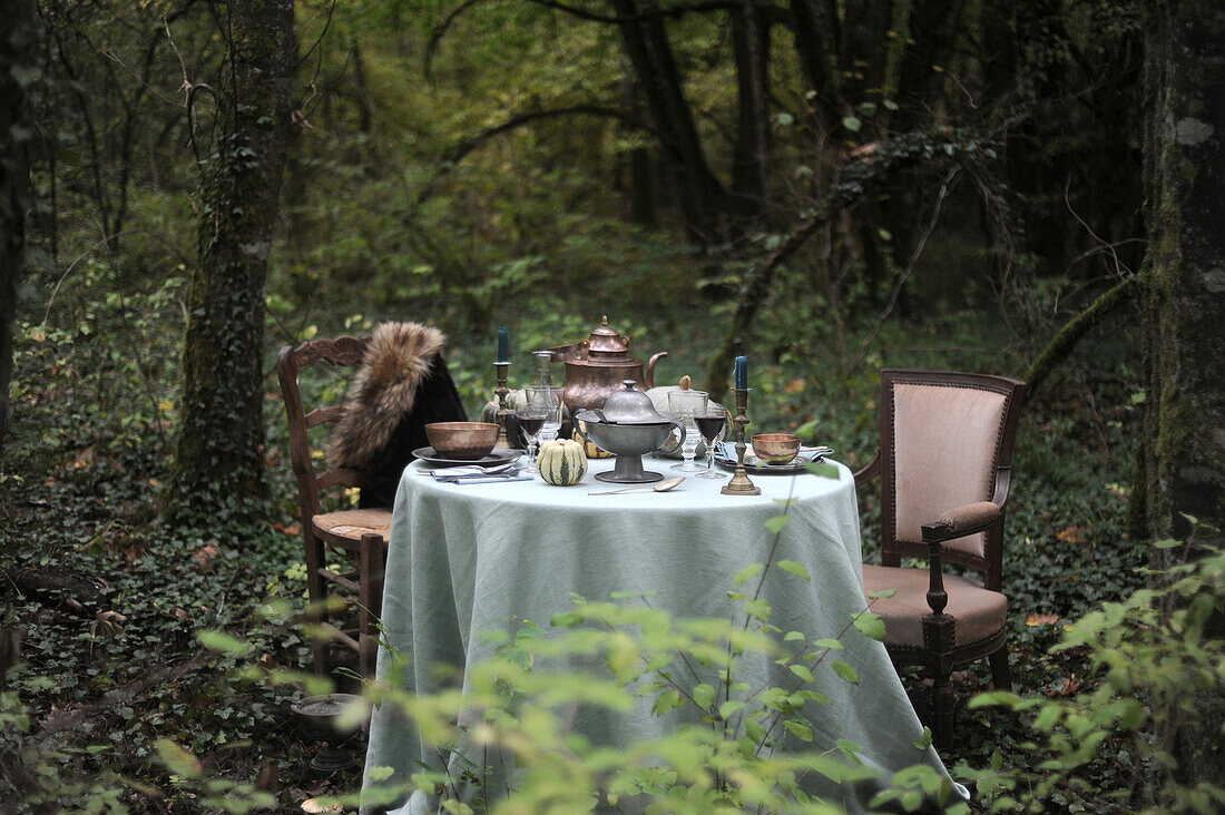 Gedeckter Tisch im Wald