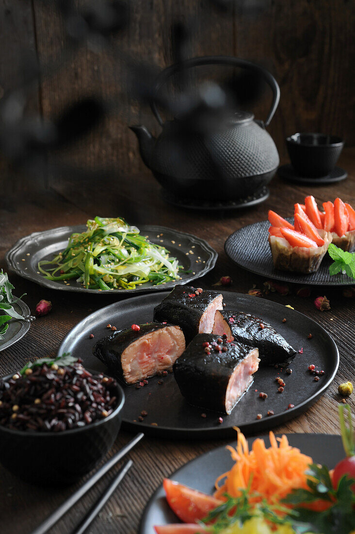 Menü aus der Fusion-Cuisine mit Thunfisch-Tataki in Algenblättern
