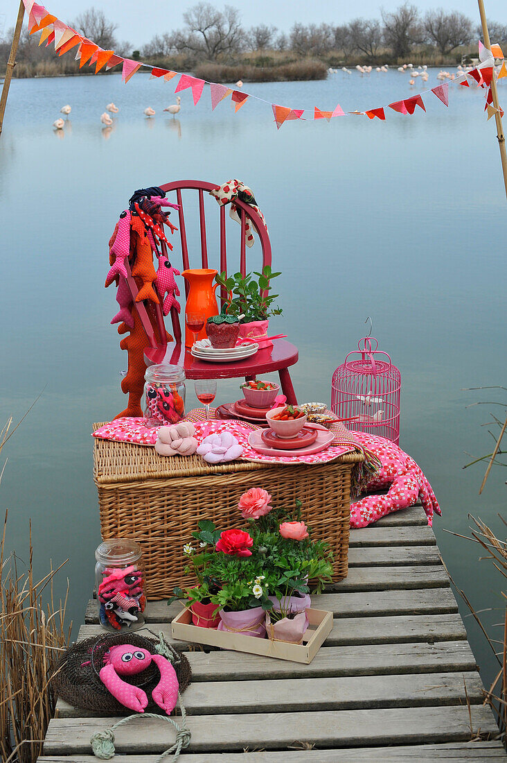 Rosa dekoriertes Picknick am See