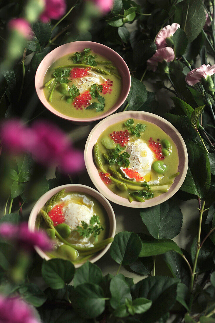 Erbsencremesuppe mit pochiertem Ei und Lachsrogen