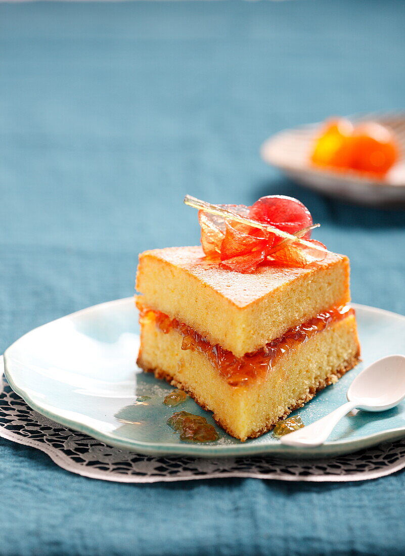 Sponge cake with grapefruit jelly