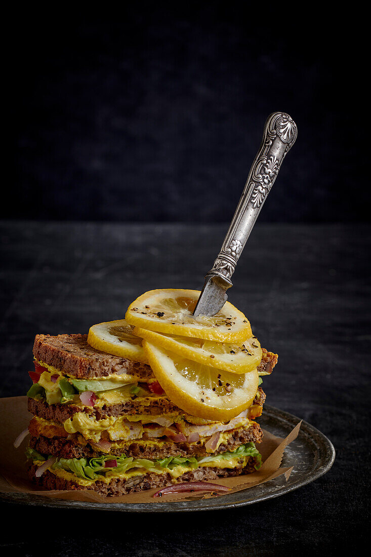 Club Sandwich mit Vollkornbrot, Huhn, Salat und Avocado