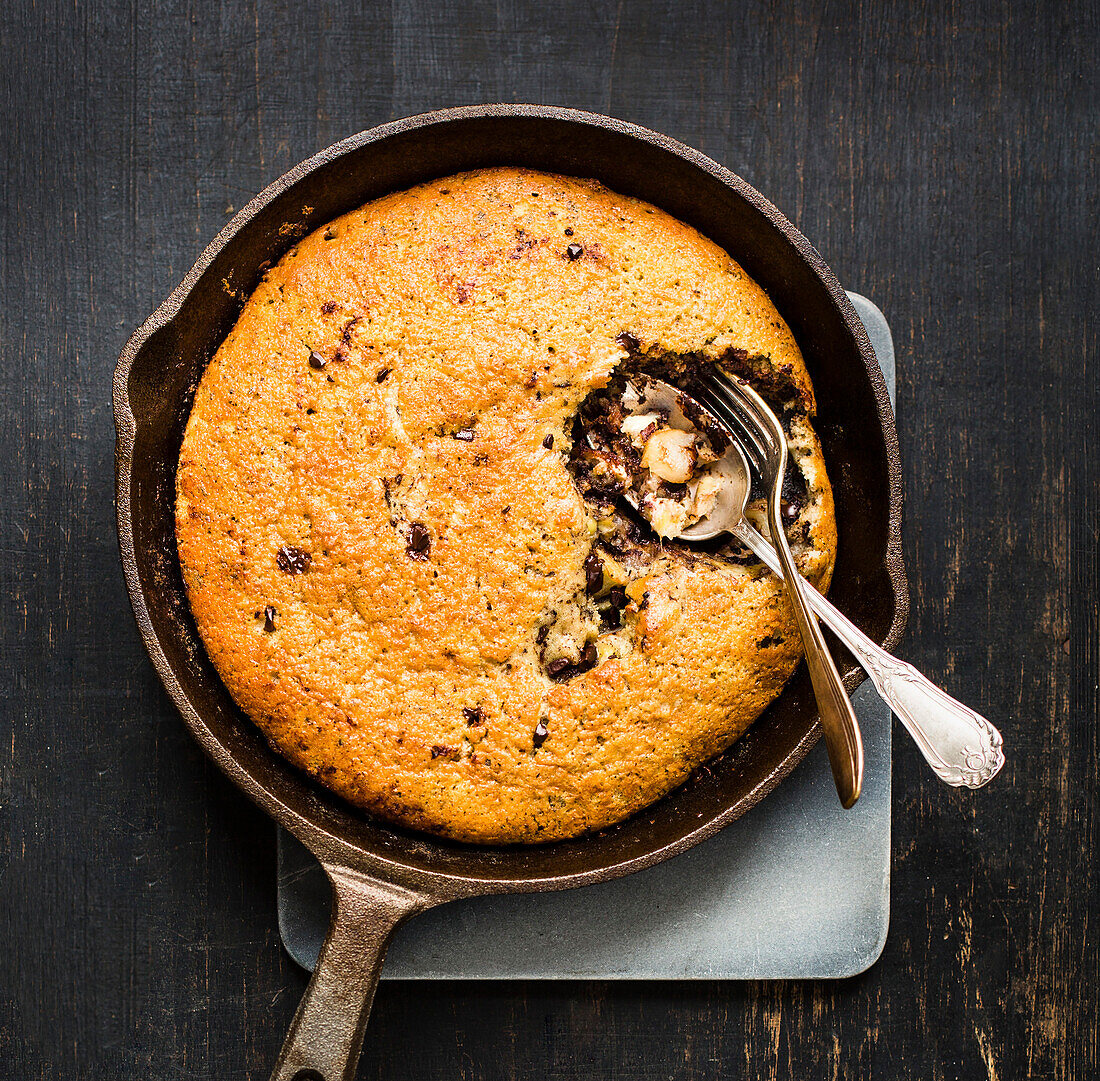 Cast iron skillet cake with pears, bananas and chocolate