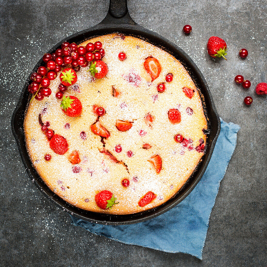 Pfannengebackener glutenfreier Kuchen mit roten Beeren