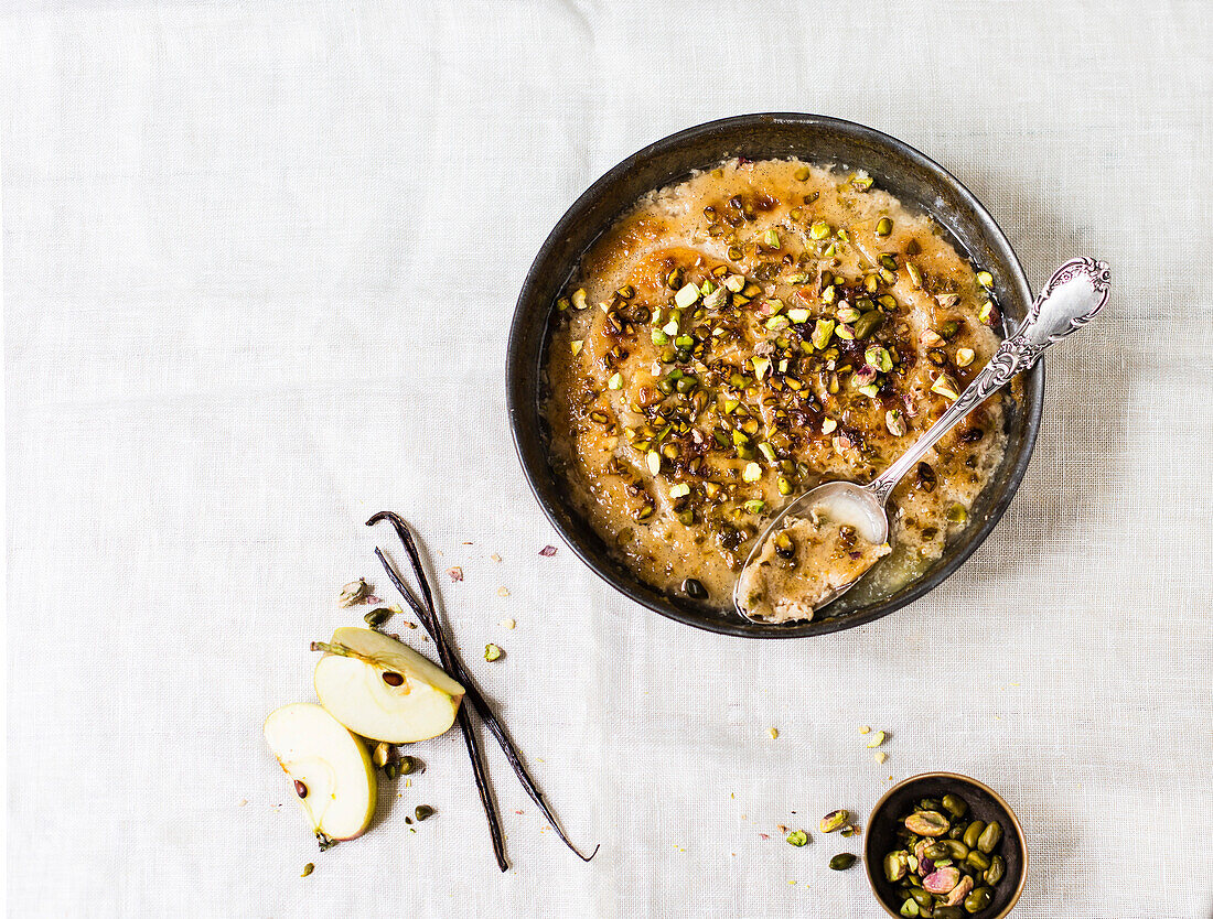 Gebackener Pudding mit Apfelfüllung