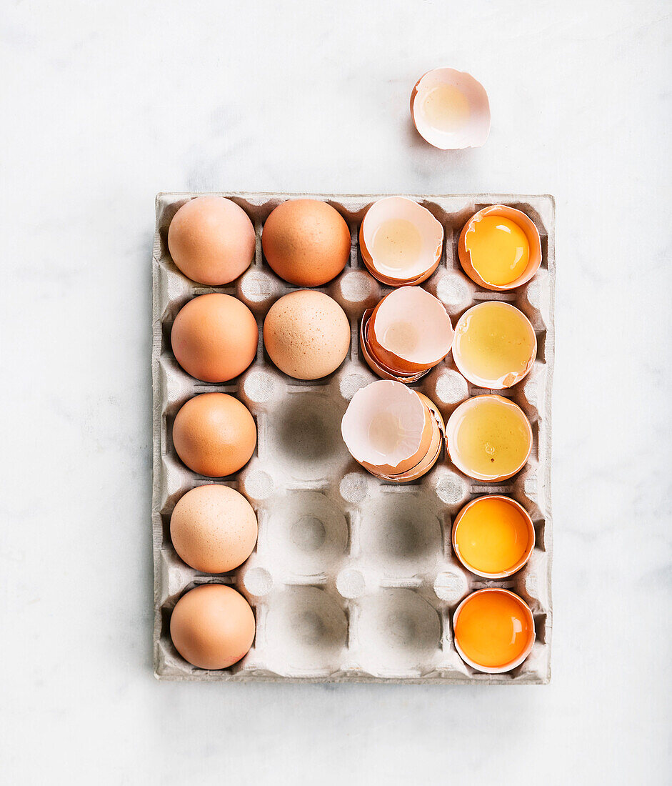 Whole eggs, cracked eggs and egg shells in egg pallet
