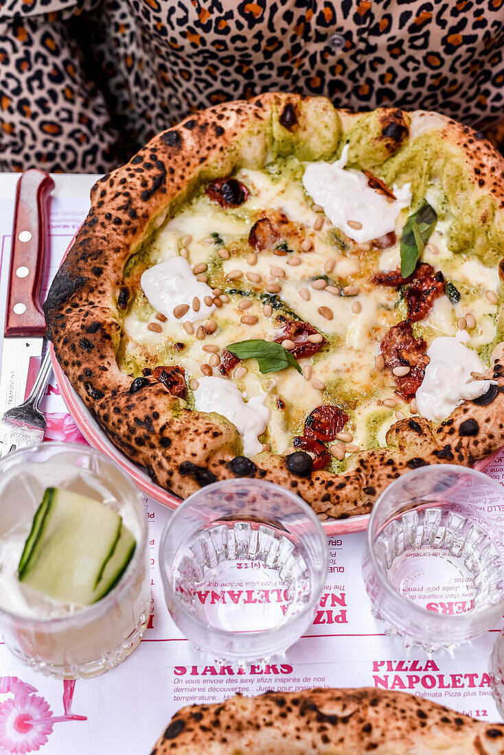 Pizza Bianca mit Mozzarella, getrockneten Tomaten und Pesto