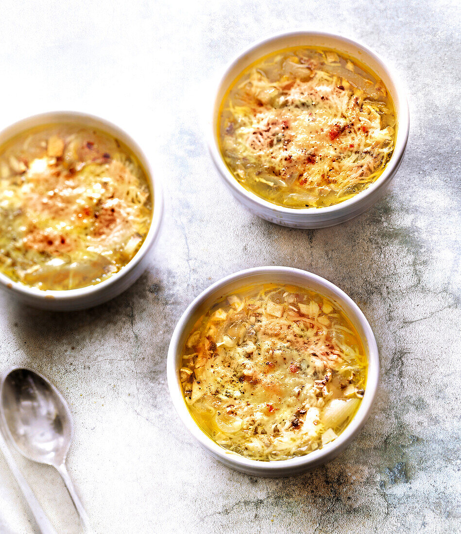 Überbackene Zwiebelsuppe in kleinen Schälchen