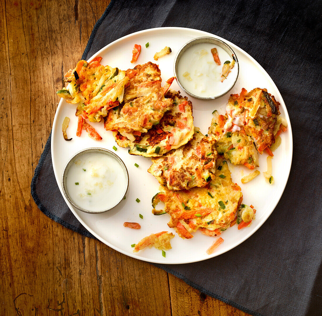 Vegetable fritters with yoghurt sauce