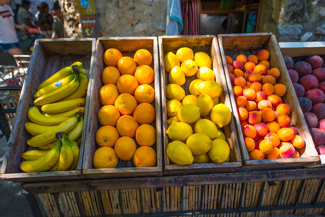 Obst in Kisten auf Markt