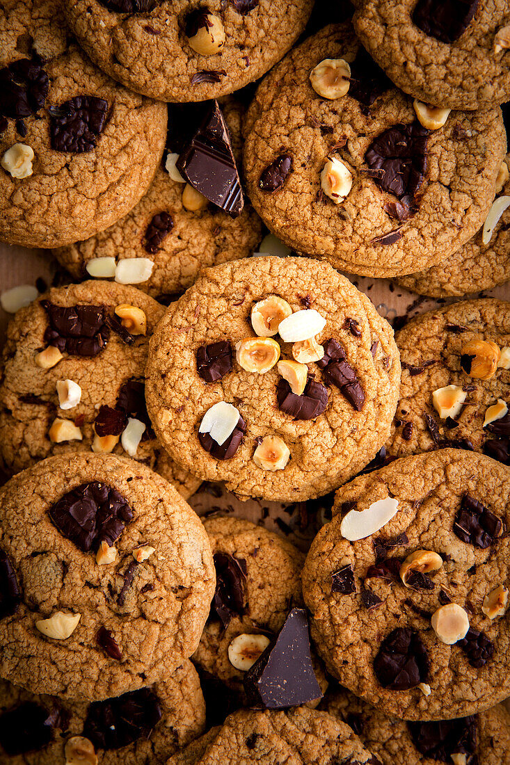 Chocolate chip cookies with hazelnuts (full picture)