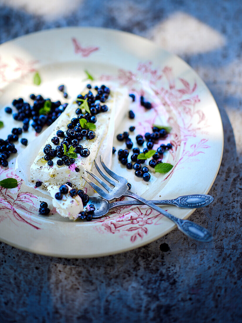 Ziegenkäse mit Heidelbeeren