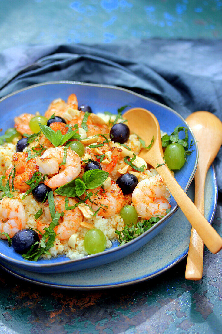 Couscous with prawns, grapes and mint