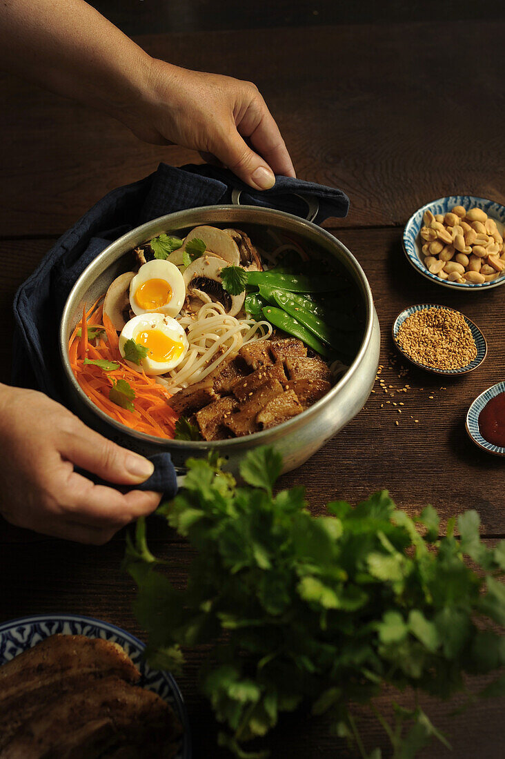 Bo bun with rice noodles, vegetables and pork