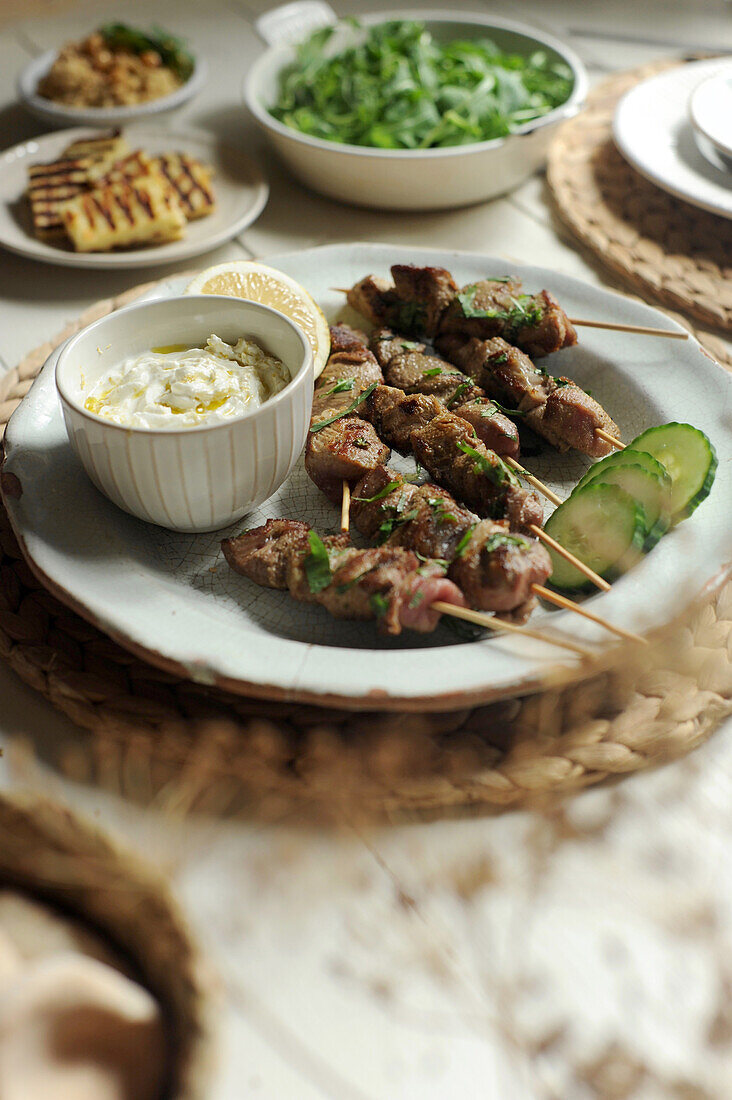 Gegrillte Lammspieße