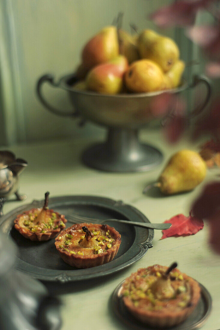 Pear tartlets with pistachios